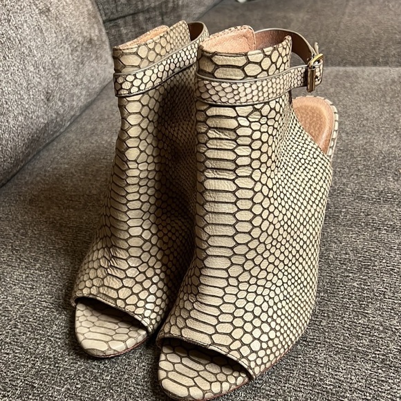 Joie Windsor Wedge Sandal
Snake-embossed leather textures Size 8.5 - Picture 2 of 15